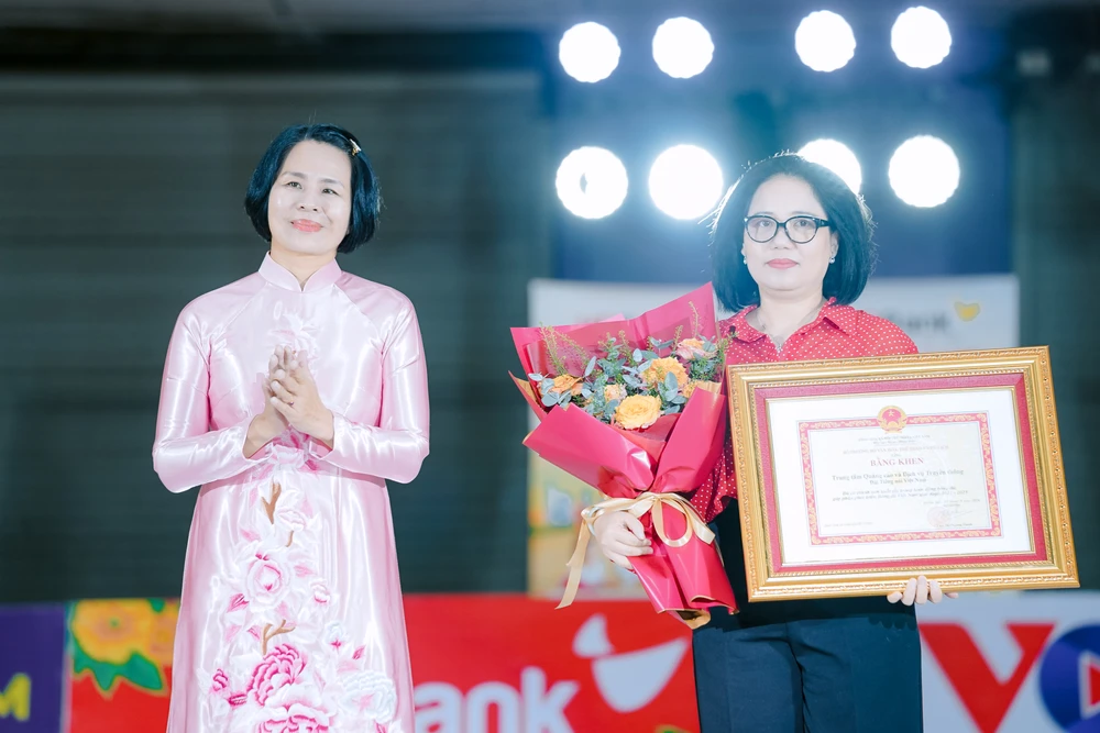 vinh-danh-vov-10-nam-kien-tri-gieo-mam-cho-futsal-viet-nam (5).jpg