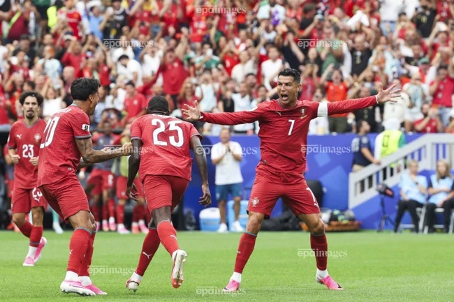 bi-vui-dap-sau-tran-hoa-ronaldo-gui-loi-canh-bao (2).jpg