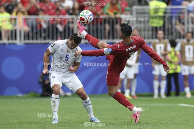 bi-vui-dap-sau-tran-hoa-ronaldo-gui-loi-canh-bao (4).jpg
