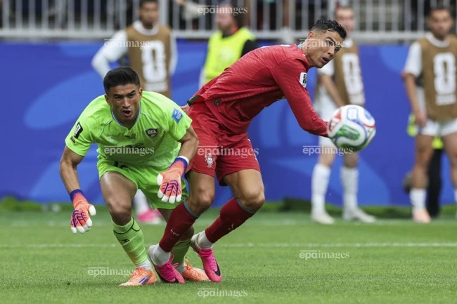 ronaldo-noi-nong-vi-messi-cau-hoi-vo-nghia (1).jpg