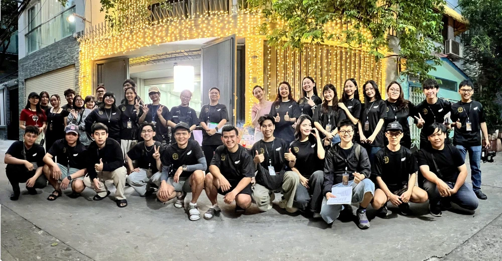 doc-la-nu-phong-vien-tran-tran-lam-phim-ve-goc-khuat-cua-nha-vo-dich (10).jpg