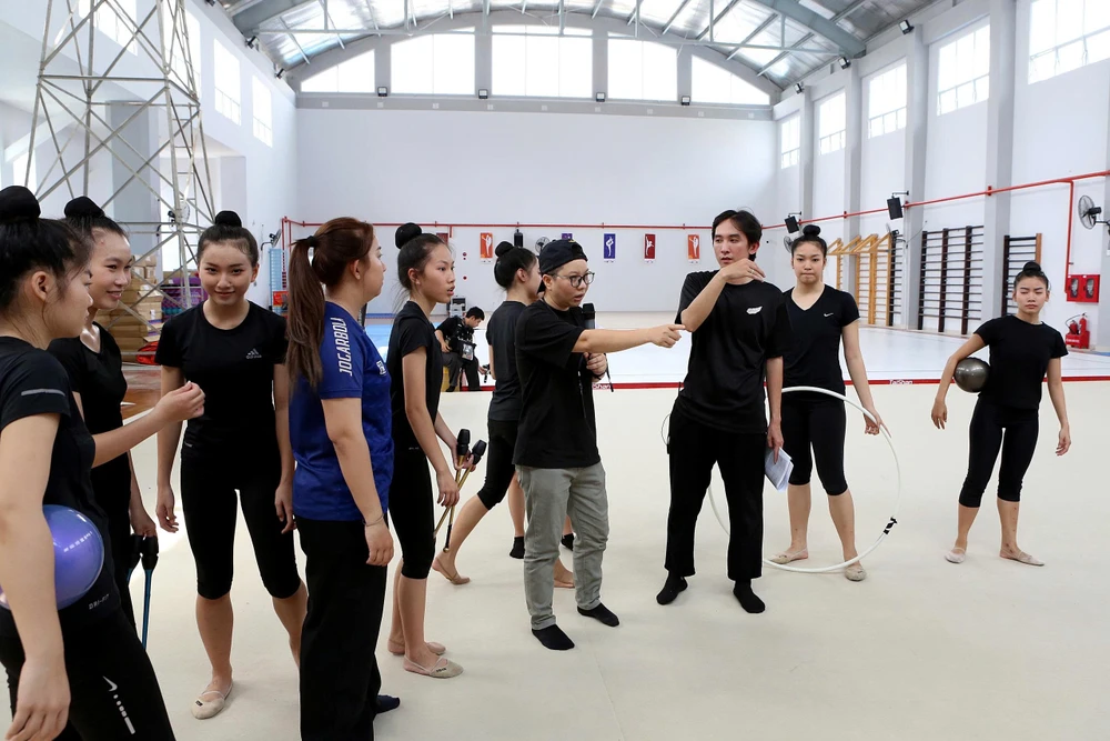 doc-la-nu-phong-vien-tran-tran-lam-phim-ve-goc-khuat-cua-nha-vo-dich (12).jpg
