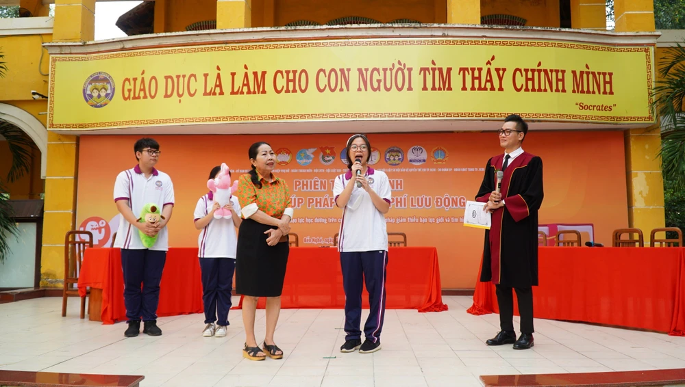 Giao-duc-phap-luat-tu-ngay-tren-ghe-nha-truong