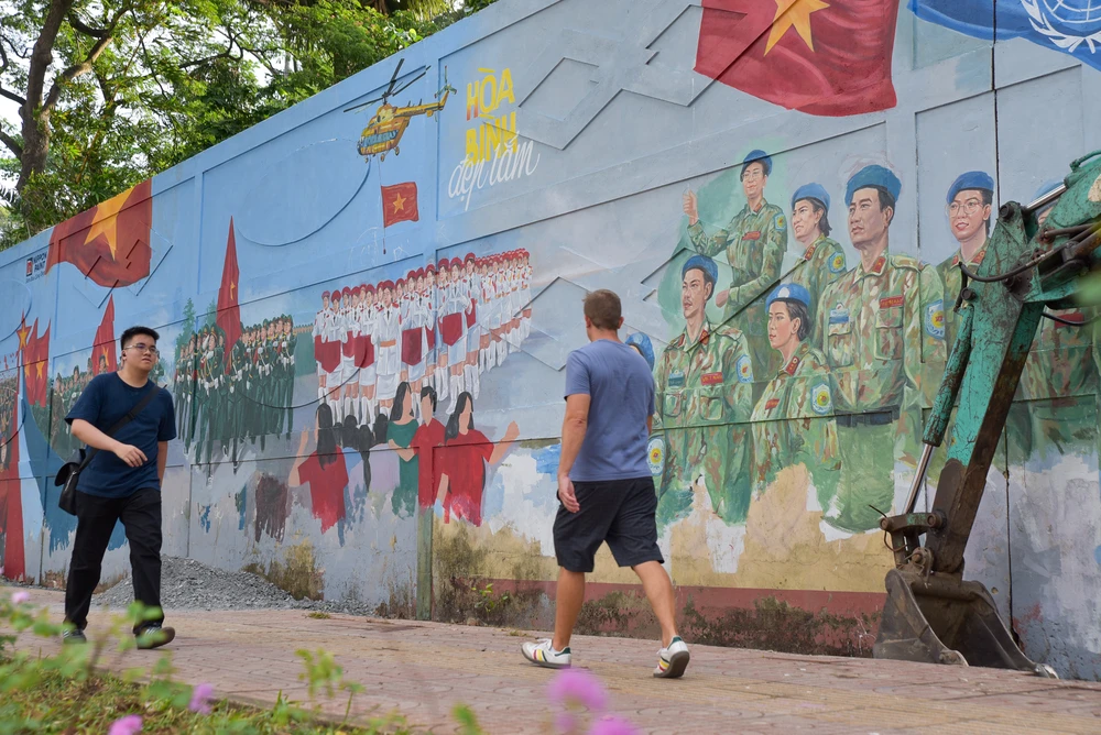 Khối diễu binh, tranh bích hoạ