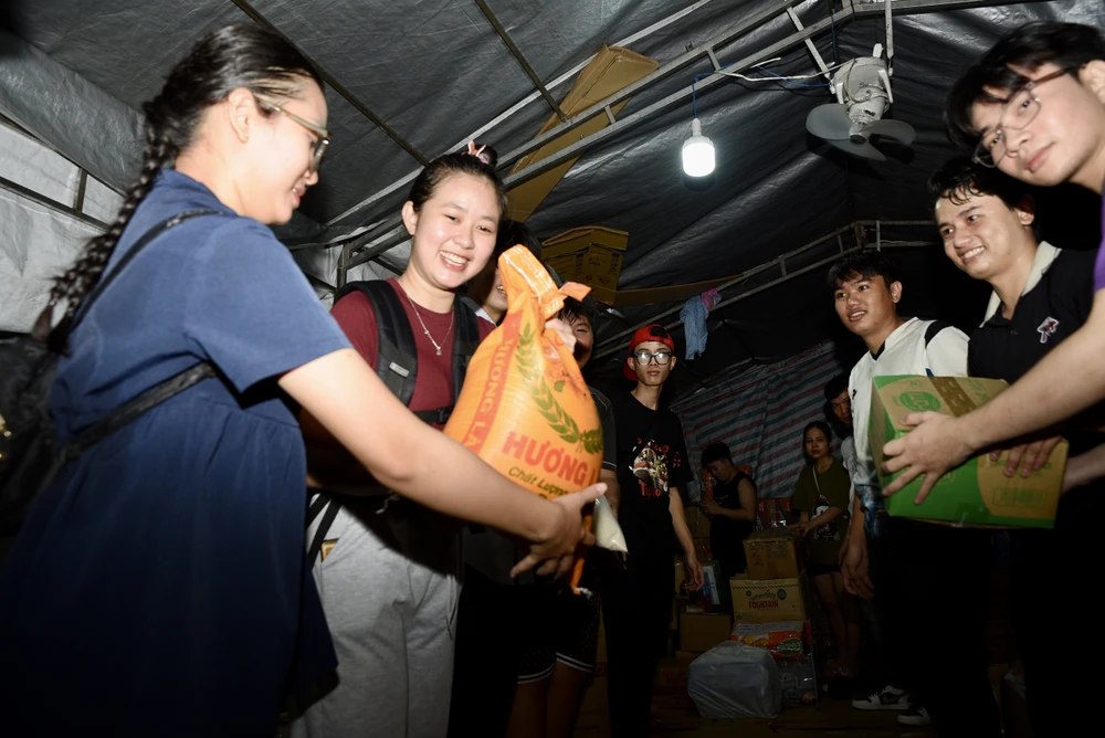 đồng bào vùng lũ, Người dân TP.HCM ủng hộ đồng bào vùng lũ,