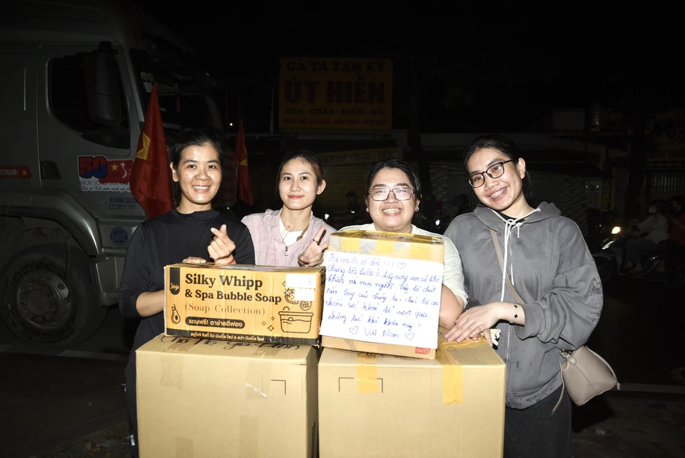 Người- dân- TP.HCM- ủng- hộ-đồng-bào-vùng-lũ-ủng-hộ-miền-bắc-13.jpg