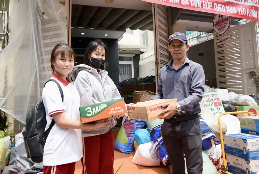 Người- dân- TP.HCM- ủng- hộ-đồng-bào-vùng-lũ-ủng-hộ-miền-bắc-16.jpg