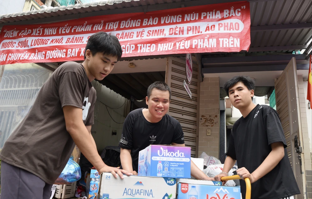 Người- dân- TP.HCM- ủng- hộ-đồng-bào-vùng-lũ-ủng-hộ-miền-bắc-6.jpg