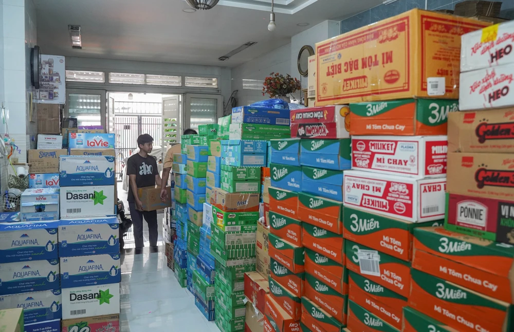 tv-1-Người- dân- TP.HCM- ủng- hộ- bà- con- miền- Bắc-lũ-lụt-miền-bắc-cứu-trợ .jpg