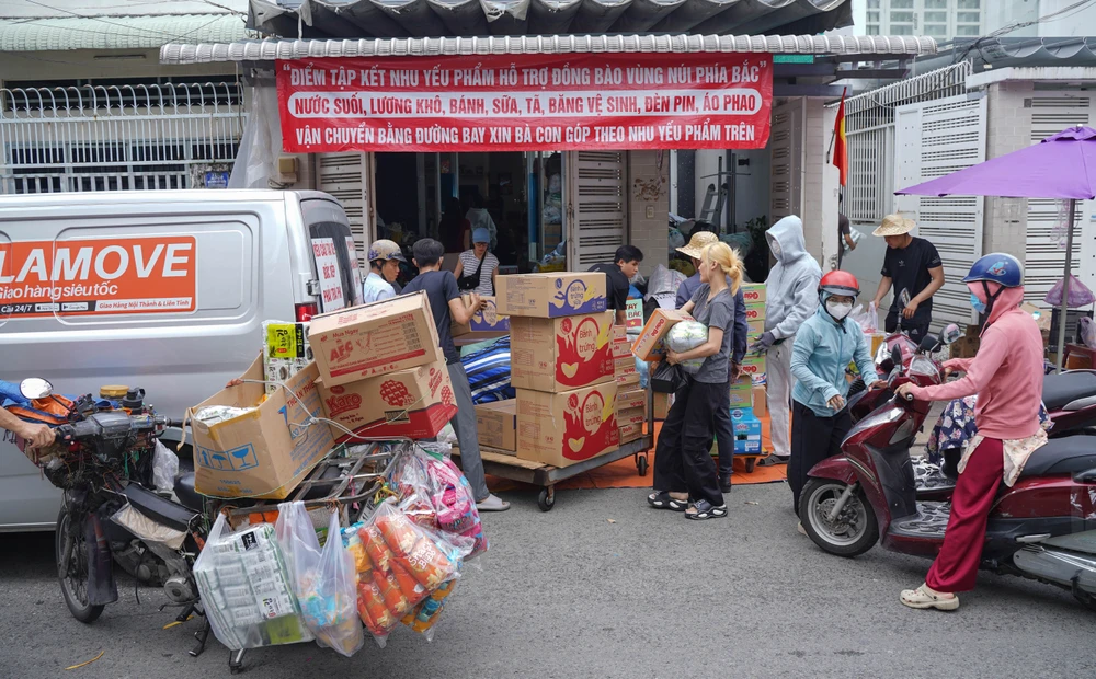 tv--Người- dân- TP.HCM- ủng- hộ- bà- con- miền- Bắc-lũ-lụt-miền-bắc-cứu-trợ .jpg