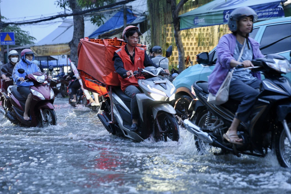 Triều cường dâng, người dân Tp.HCM, bì bõm lội về trong đêm