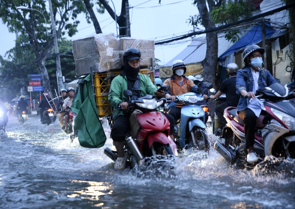 Triều cường dâng, người dân Tp.HCM, bì bõm lội về trong đêm