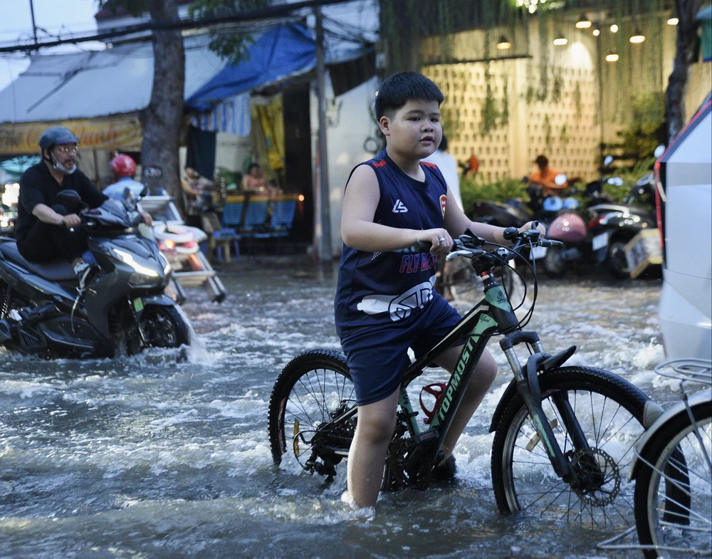 Triều cường dâng, người dân Tp.HCM, bì bõm lội về trong đêm