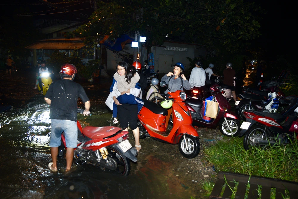 Triều cường dâng, người dân Tp.HCM, bì bõm lội về trong đêm