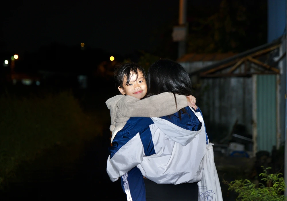 Triều cường dâng, người dân Tp.HCM, bì bõm lội về trong đêm