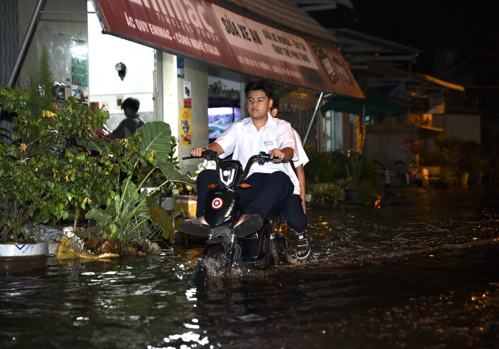 Triều cường dâng, người dân Tp.HCM, bì bõm lội về trong đêm