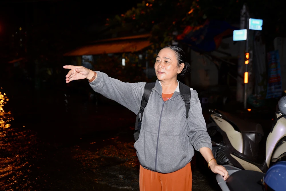 Triều cường dâng, người dân Tp.HCM, bì bõm lội về trong đêm