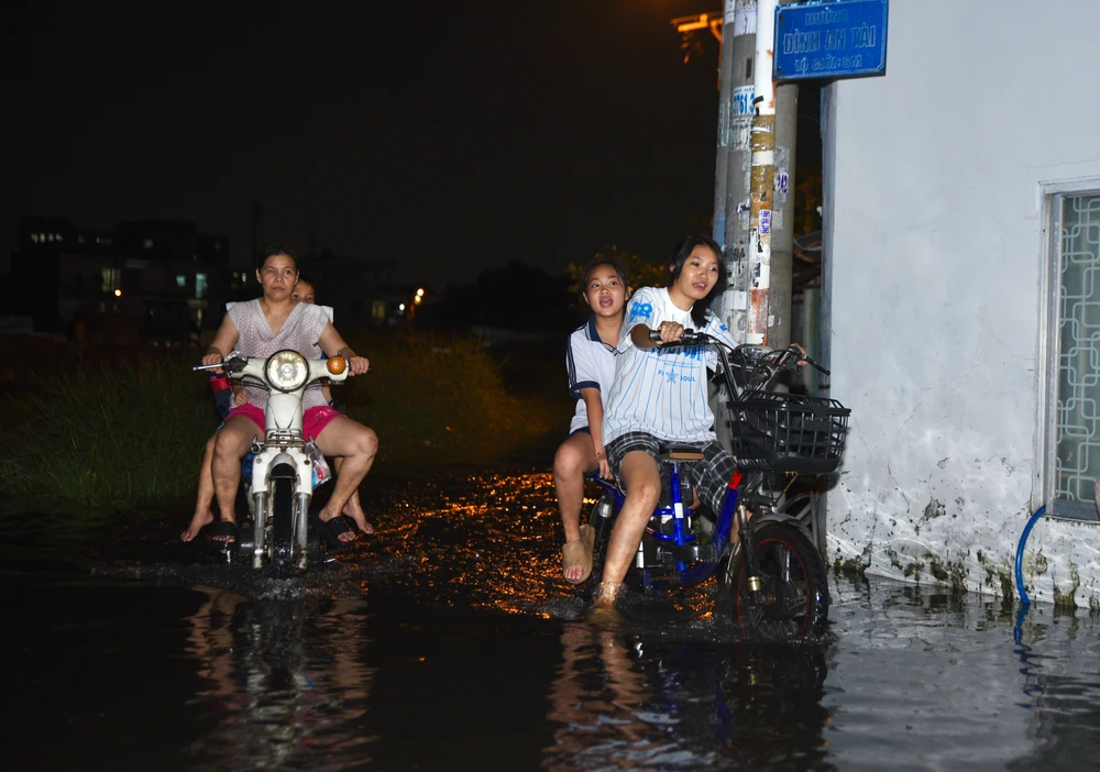 Triều cường dâng, người dân Tp.HCM, bì bõm lội về trong đêm