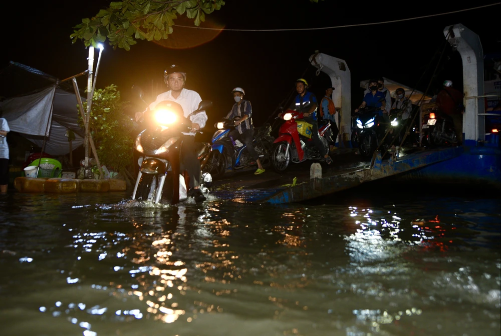 Triều cường dâng, người dân TP.HCM bì bõm lội về trong đêm