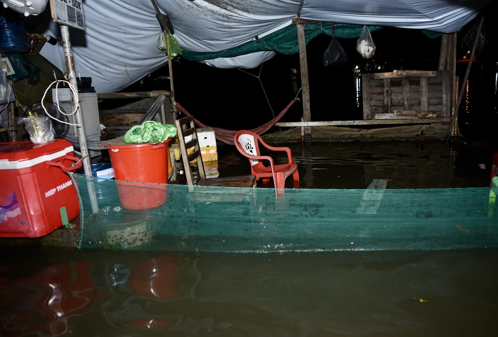 Triều cường dâng, người dân TP.HCM bì bõm lội về trong đêm