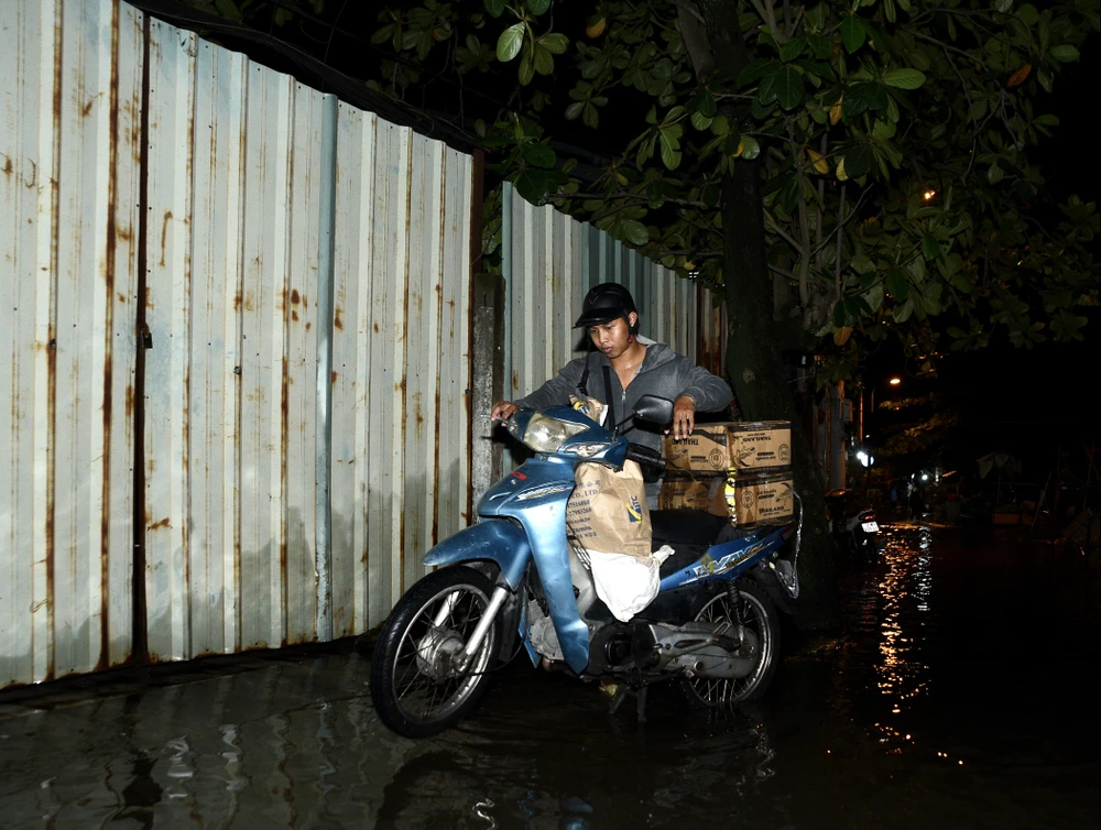 Triều cường dâng, người dân TP.HCM bì bõm lội về trong đêm