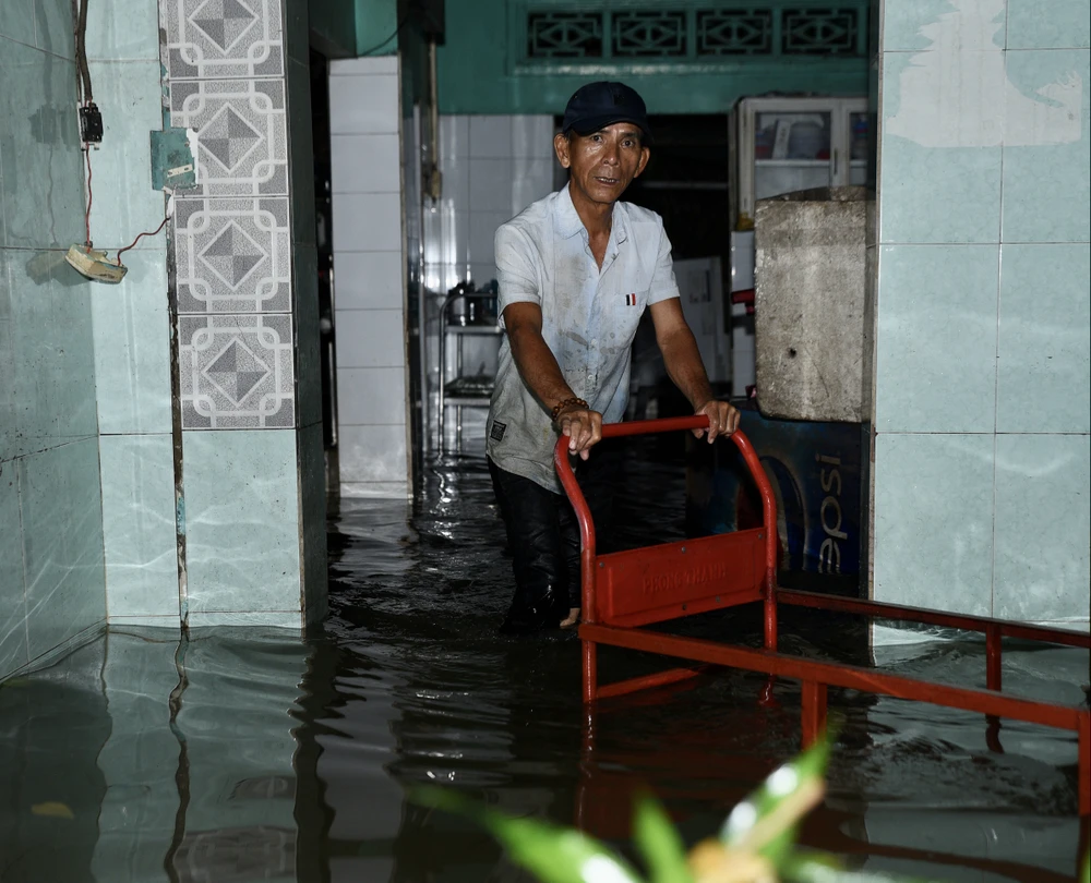 Triều cường dâng, trắng đêm tát nước, bán đảo thanh đa bình quới