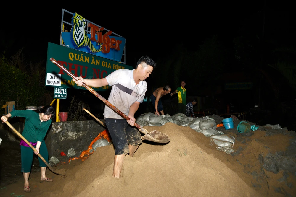 Triều cường dâng, trắng đêm tát nước, bán đảo thanh đa bình quới