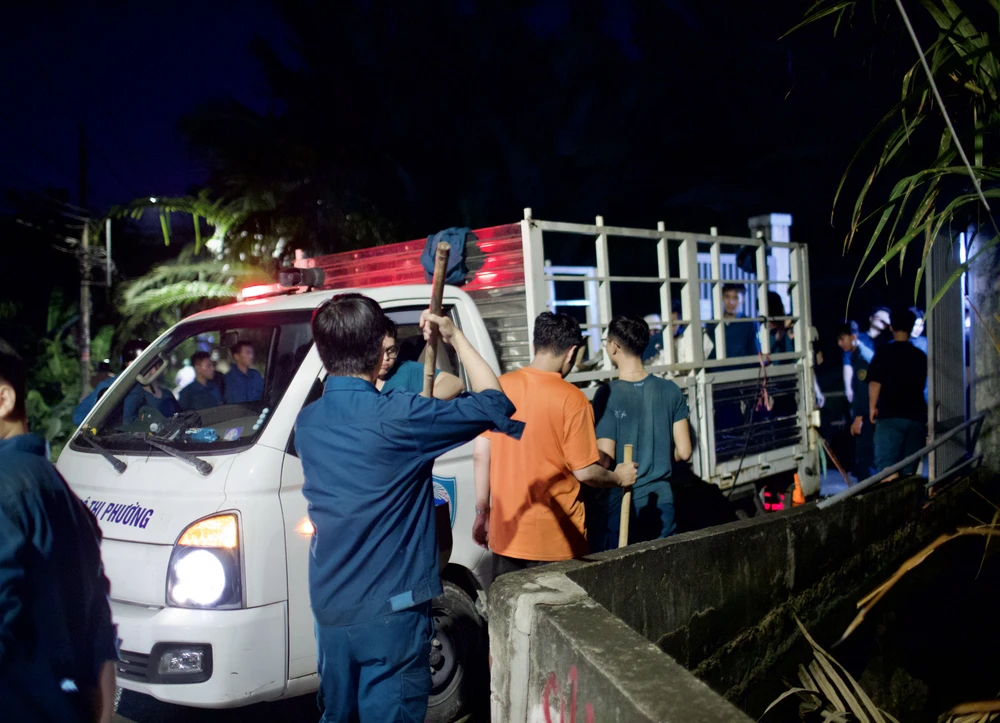 Triều cường dâng, trắng đêm tát nước, bán đảo thanh đa bình quới