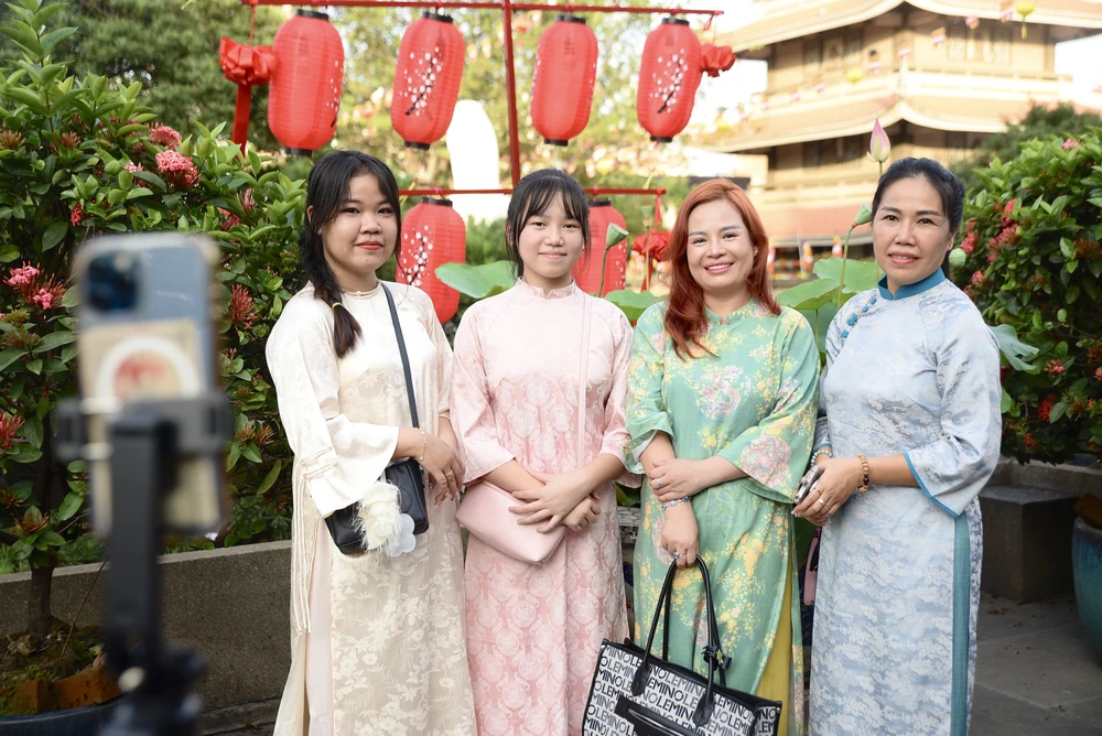 DSC_7170- Tết - đi chùa - xuân - Bính Ngọ - chùa Vĩnh Nghiêm -.jpg