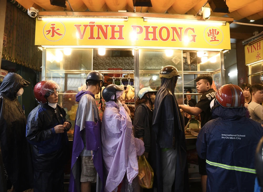 Thần tài, vịt quay-heo quay- vía Thần tài - PLO- TP.HCm - người dân-xếp hàng-mưa