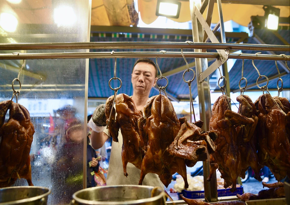 heo quay, Thần tài, vịt quay-heo quay- vía Thần tài - PLO- TP.HCm - người dân-xếp hàng-mưa