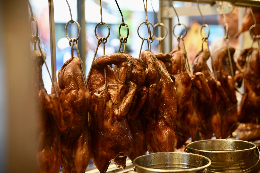 heo quay, Thần tài, vịt quay-heo quay- vía Thần tài - PLO- TP.HCm - người dân-xếp hàng-mưa