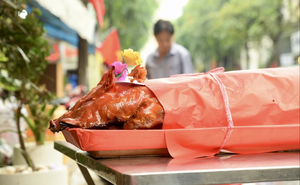 heo quay, Thần tài, vịt quay-heo quay- vía Thần tài - PLO- TP.HCm - người dân-xếp hàng-mưa