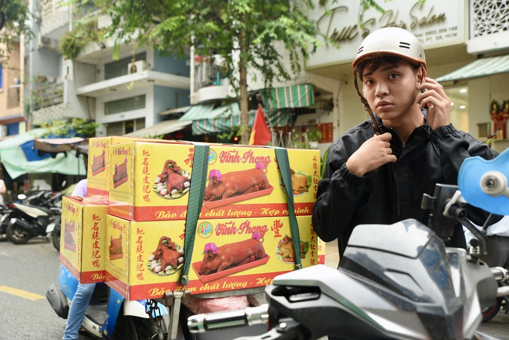 heo quay, Thần tài, vịt quay-heo quay- vía Thần tài - PLO- TP.HCm - người dân-xếp hàng-mưa