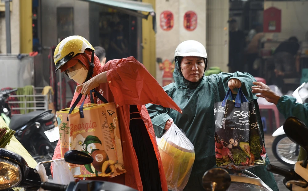 heo quay, Thần tài, vịt quay-heo quay- vía Thần tài - PLO- TP.HCm - người dân-xếp hàng-mưa