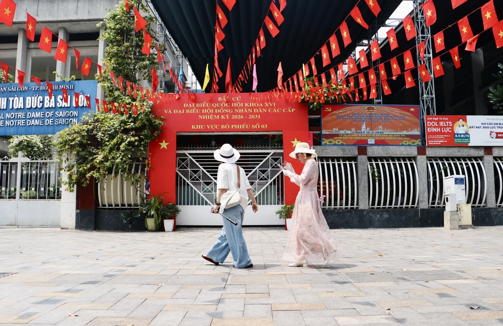 bầu cử-cờ hoa- đại biểu- TP.HCM- khẩu hiệu (2).jpg