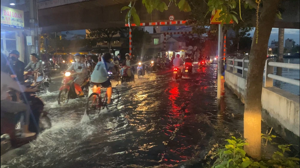 Đến 18 giờ thủy triều dâng đạt đỉnh khiến giao thông bị trì trệ.jpg