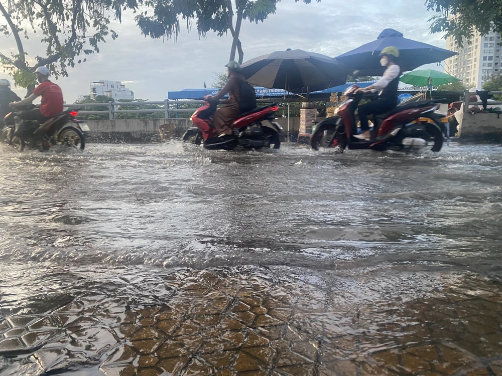 Nước sông chảy thẳng vào nhà dân khiến sinh hoạt của nhiều hộ dân bị cản trở.JPG