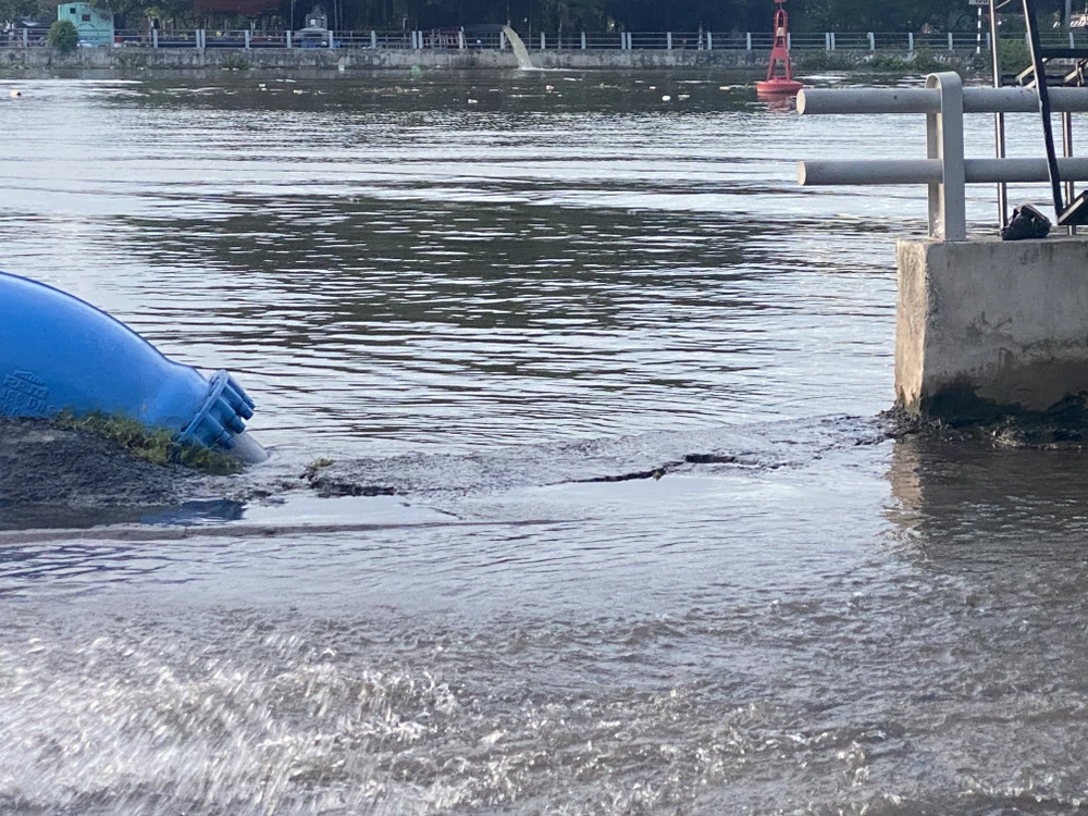 nước từ sông Sài Gòn và các miệng cống bắt đầu dâng cao và tràn lên đường gây ngập lụt úng(2).JPG