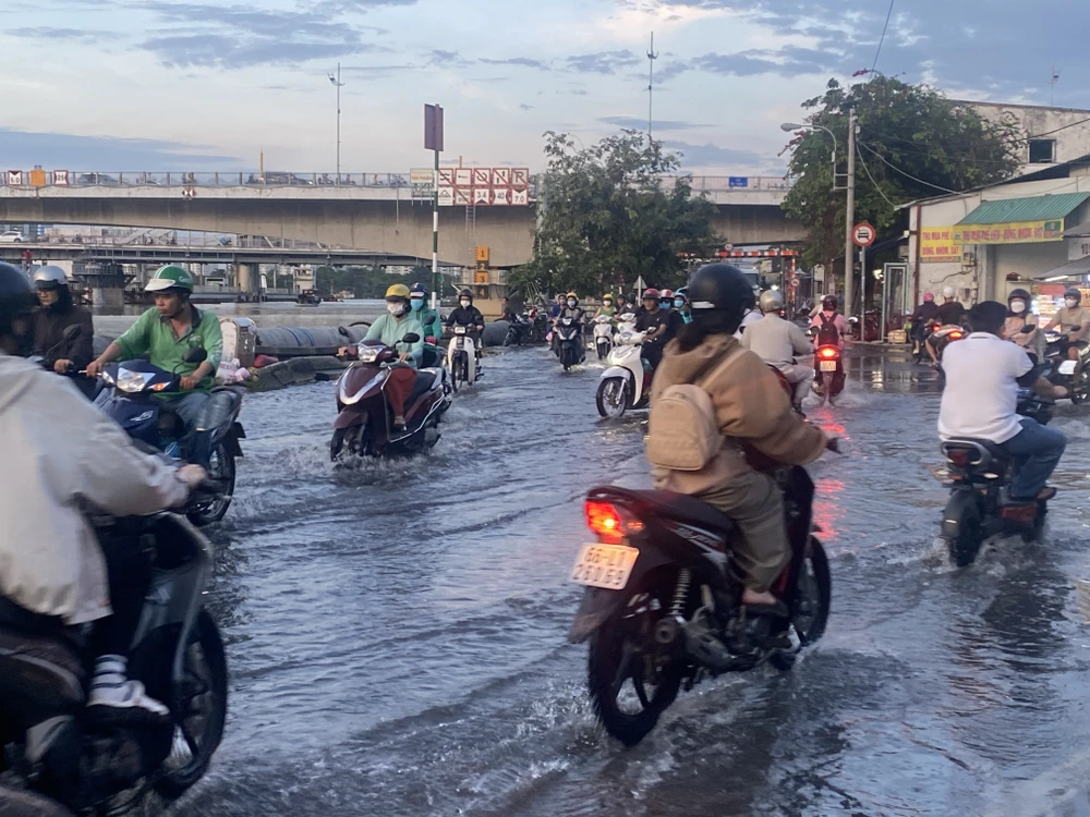trên các tuyến đường này, xe cộ di chuyển chậm chạp, ùn ứ kéo dài nhiều cây số.JPG