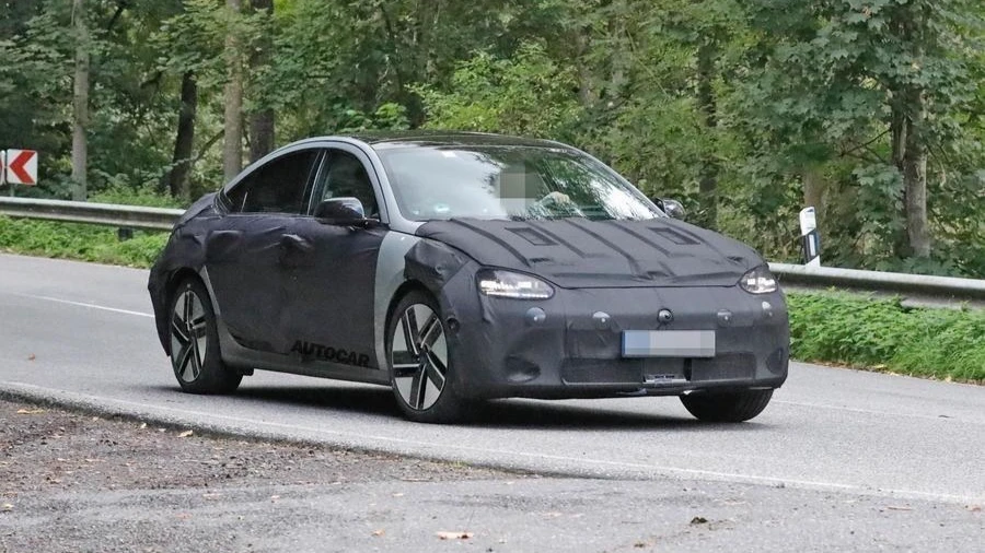 Genesis Electrified GV70 là đối thủ của BMW iX3. Ảnh: Theo Autocar.