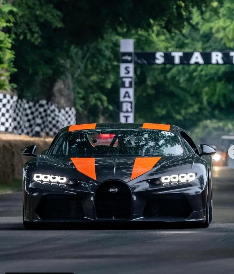 Chiếc siêu xe Bugatti phá kỷ lục thế giới cùng ra mắt. Ảnh: Hotcars.