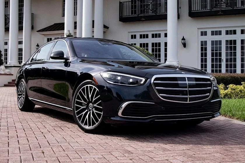 Mercedes-Benz S-Class 2022 là chiếc xe mới với nhiều công nghệ. Ảnh: Carbuzz.
