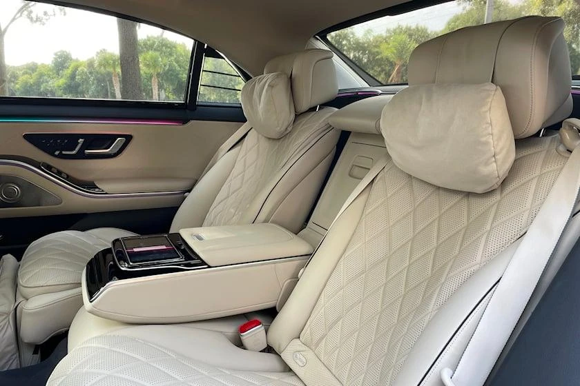 S-Class ghế sau này có chức năng sưởi, thông gió, massage và chỉnh điện. Ảnh: Carbuzz.