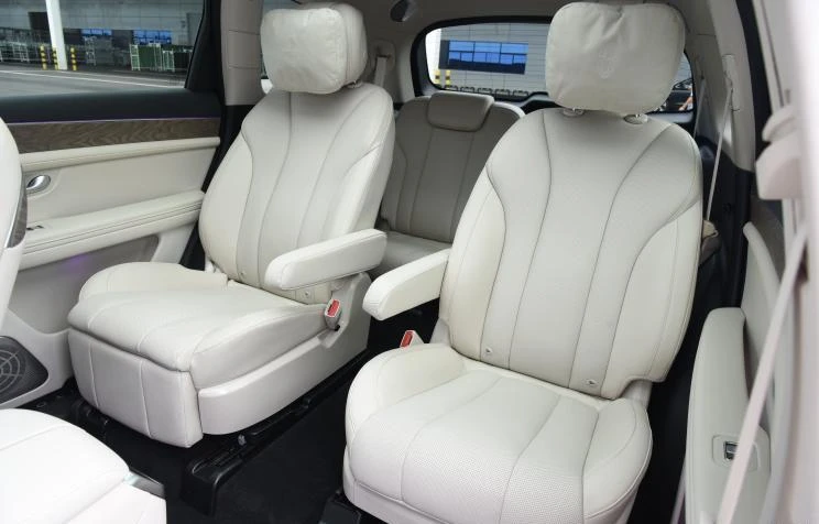 M7 nội thất được thiết kế áp dụng cách bố trí 3 hàng ghế 6 chỗ. Ảnh: Chinapev. M7 nội thất được thiết kế áp dụng cách bố trí 3 hàng ghế 6 chỗ. Ảnh: Chinapev.