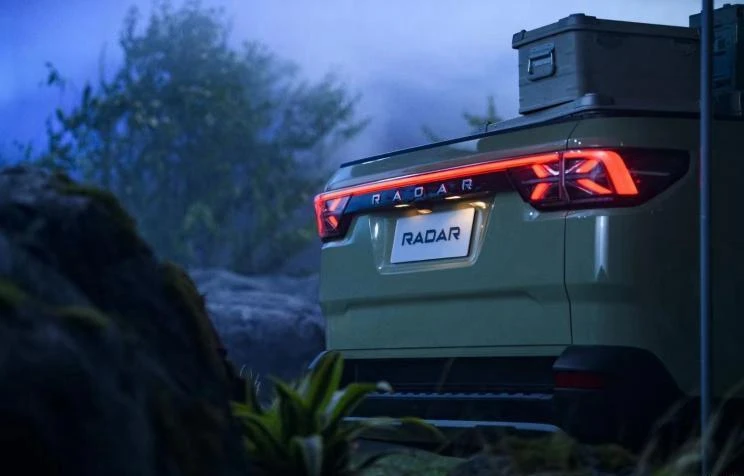 Cụm đèn LED ở hậu chạy xuyên suốt tạo hình chữ X nhìn hấp dẫn và bắt mắt. Ảnh: Chinapev.