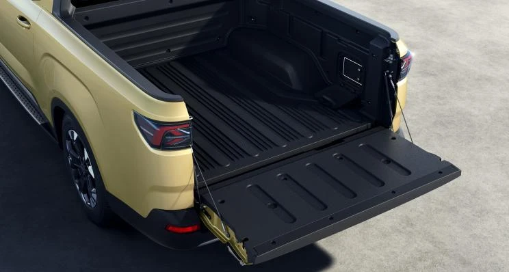 Radar RD6 còn được thiết kế thêm bảng điện để sạc trong thùng hàng. Ảnh: Chinapev.