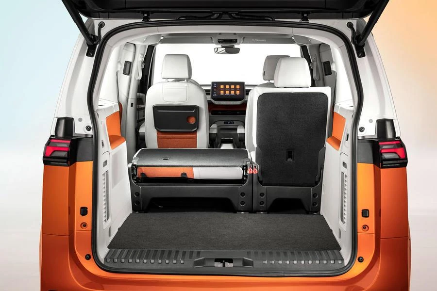 ID Buzz có thể biến phía sau thành giường ngủ. Ảnh: Autocar.