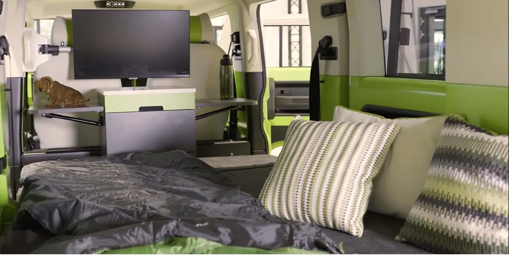 Bên trong chiếc xe trông giống như một căn phòng. Ảnh: Electrek.