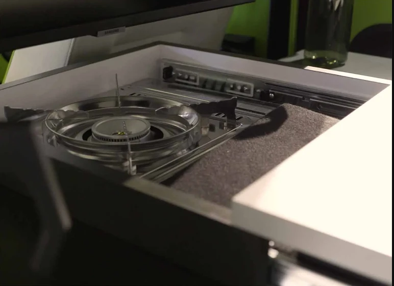 Trong chiếc xe có trang bị bếp, bồn rửa. Ảnh: Electrek.